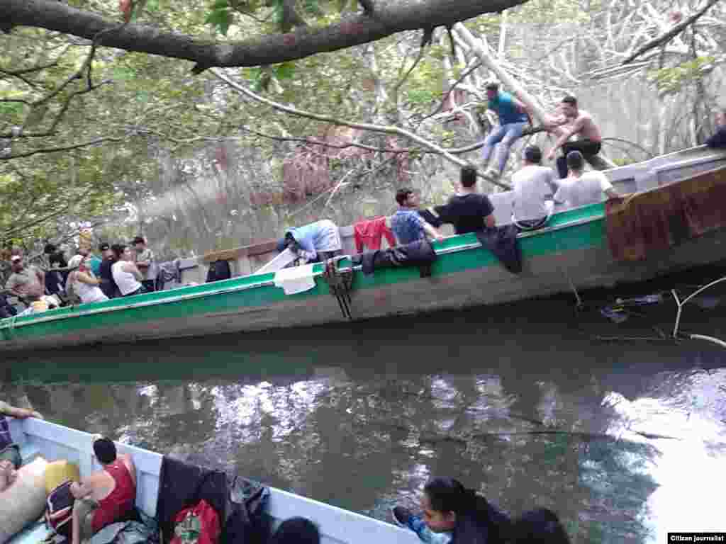 Cubanos durante la travesía hasta Panamá.