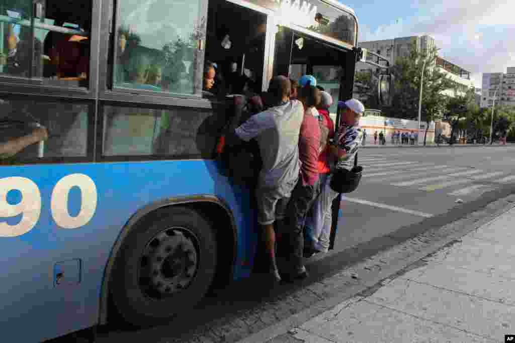 Las guaguas repletas. AP Photo/Ismael Francisco