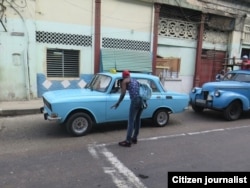 Un pasajero ‘cuadra’ el precio del pasaje hasta su destino (Foto: Augusto C. San Martín)