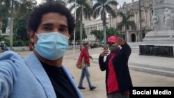 Luis Manuel Otero y Maykel Castillo El Osorbo frente al Capitolio de La Habana. (Foto: Facebook)