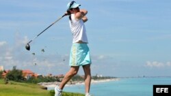 La ex corredora mexicana Ana Gabriela Guevara realiza una demostración en el Varadero Golf Club.