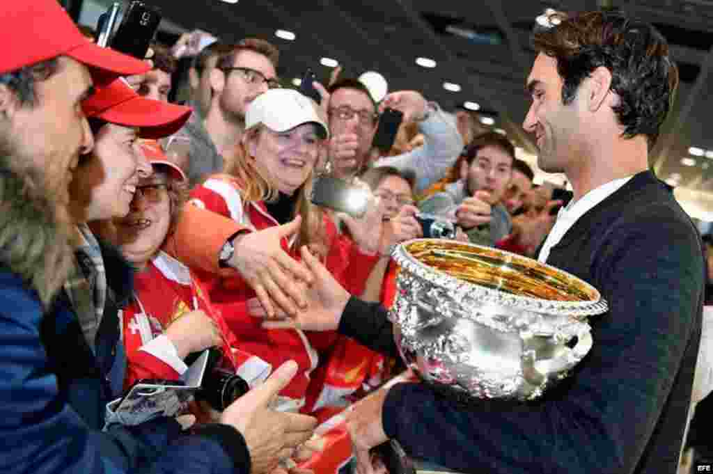 El tenista suizo Roger Federer (d) posa con los fans que le aguardaban a su llegada al aeropuerto de Zúrich (Suiza), el 31 de enero de 2017. Federer conquistó su quinto título del Abierto de Australia, el 18 Grand Slam de su carrera, tras derrotar al español Rafael Nadal en la final disputada el pasado 29 de enero. &nbsp;