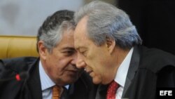 El magistrado del Tribunal Supremo de Brasil Marcos Aurelio de Mello y el revisor Ricardo Lewandowski en Brasilia, en una nueva audiencia del "Juicio del siglo". 