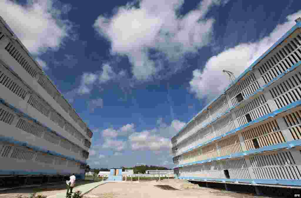 HAB15. LA HABANA (CUBA) 09/04/2013.- Vista de dos edificios de la prisión Combinado del Este, en La Habana (Cuba) hoy, martes 9 de abril de 2013, durante una visita realizada por la prensa nacional y extranjera acreditada en la isla. EFE/Alejandro Ernesto