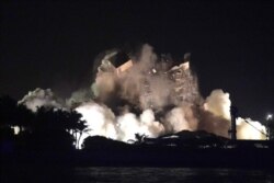 Edificio de Surfside es demolido en la noche del 4 de julio de 2021, antes del arribo de Elsa.