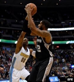 LaMarcus Aldridge (d) en acción ante Darrell Arthur (i) de los Denver Nuggets.