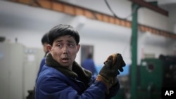 Un trabajador en una fábrica de cables eléctricos en Pyongyang, Corea del Norte. (AP Photo/Wong Maye-E, File).