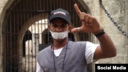 En esta foto compartida en su página de Facebook aparece Maykel Castillo Pérez (El Osorbo) al salir de la estación policial de Cuba y Chacón, en La Habana Vieja, pidiendo solidaridad con el prisionero de conciencia Silverio Portal Contreras.