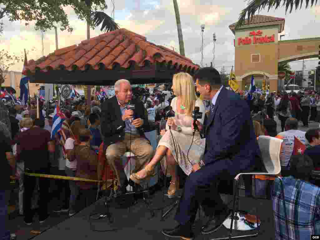 Karen Caballero entrevista al alcalde Tomás Regalado en la concentración "Todos por la libertad de Cuba".