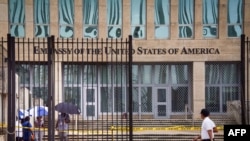 Vista de la embajada americana en La Habana el 29 de septiembre de 2017 tras el anuncio del recorte de personal diplomático. AFP PHOTO / Adalberto ROQUE