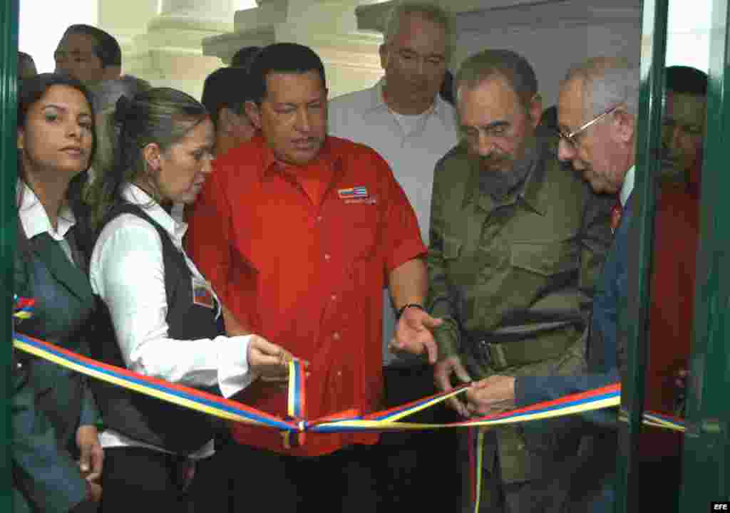 Fidel Castro y Hugo Chávez en la apertura de la oficina de Petróleos de Venezuela (PDVSA) en La Lonja del Comercio, en La Habana. 