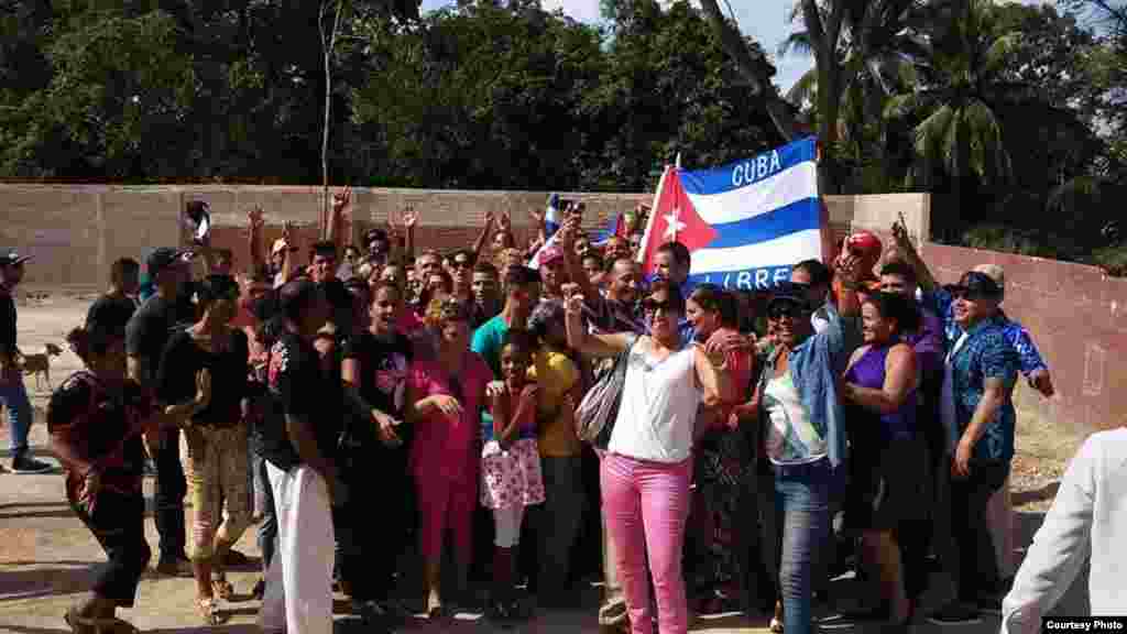 Feligreses de la iglesia Fuego y Dinámica posan para la cámara al finalizar la celebración cristiana.