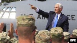 El vicepresidente estadounidense, Mike Pence, saluda a los militares que participan en las maniobras militares Noble Partner 2017, en Tiflis, Georgia.