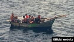 Ocho migrantes cubanos a bordo de una embarcación de metal, interceptados a 1 milla de Dania Beach, Florida. (Foto: Guardia Costera de EEUU).