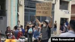 Luis Robles Elizastigui, el joven que protestó en diciembre de 2020 con un cartel en La Habana en apoyo a Denis Solís. (Captura de video/Facebook)