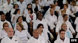 Médicos extranjeros participan en un entrenamiento en la Universidad de Brasilia del programa Más Médicos.