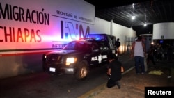 Policía mexicana chquea la estación migratoria Siglo XXI en Chiapas, tras la fuga de cientos de migrantes el 25 de abril.