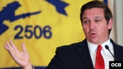 Ron DeSantis, gobernador del estado de la Florida, en una reunión con la Brigada 2506 en la ciudad de Miami. 