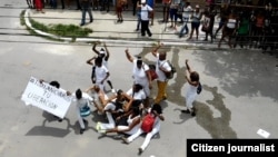 Las Damas de Blanco antes del arresto, el domingo 10 de julio, en Lawton, La Habana. Foto: Ángel Moya.