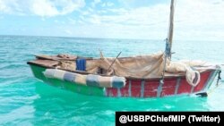 Una de las embarcaciones en las que arribaron los balseros cubanos a los Cayos de la florida. (Foto: USCG/Twitter)