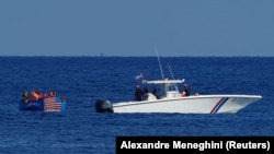 Guardacostas cubanos se preparan para remolcar un bote con hombres que intentaron migrar ilegalmente a EEUU, cerca del Malecón, en La Habana. (REUTERS/Alexandre Meneghini)