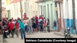 Aglomeración de personas este lunes en una carnicería en la ciudad de Sancti Spíritus para comprar una porción de carne de cerdo para el 31 de diciembre, luego de ser anunciado un incremento de los casos de Covid-19 en el territorio. (Imagen de cortesía).