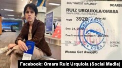 Combinación de fotografías de la activista Omara Ruiz Urquiola y una tarjeta de embarque obtenidas en las redes sociales de la activista.