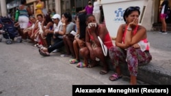 Un grupo de personas espera en una cola para comprar alimentos en una tienda de La Habana Vieja, en la capital cubana, el 3 de octubre de 2022. (REUTERS/Alexandre Meneghini)