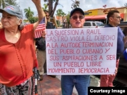 Exiliados exigen la autodeterminación de los cubanos.