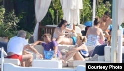 Antonio Castro, al centro, con camiseta púrpura, vacaciona en el balneario de Bodrum, Turquía