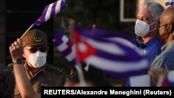 El general Raúl Castro (izq.) y su sucesor Miguel Díaz-Canel, participan en un mitin en La Habana el 17 de julio de 2021. REUTERS / Alexandre Meneghini