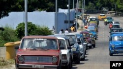 Larga cola para comprar combustible en La Habana. (Yamil Lage/AFP).