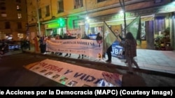 Exiliados cubanos frente a la sede del PSOE en Madrid el 4 de febrero de 2022.