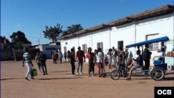 Viajeros esperan en la terminal de ómnibus de Güira de Melena. 