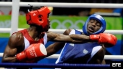 Yordenis Ugás (i) contra el francés Daouda Sow durante la semifinal de boxeo de los Juegos Olímpicos 2008 en China.