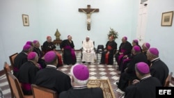  Fotografía facilitada por el Osservatore Romano hoy, 22 de septiembre, que muestra al papa Francisco (centro, de espaldas) durante una reunión con obispos en Santiago de Cuba ayer, 21 de septiembre de 2015. 