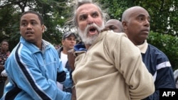 El periodista independiente Agustín López arrestado en La Habana en el Día de los Derechos Humanos en 10 de diciembre de 2014.