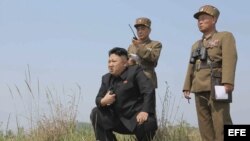 Fotografía de archivo sin fechar que muestra al gobernante norcoreano Kim Jong Un mientras supervisa una maniobra militar en Corea del Norte.