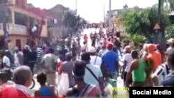 Fuerzas del régimen orquestan acto de repudio contra activistas de la Unión Patriótica de Cuba (UNPACU) en Santiago de Cuba. tomado de YouTube.