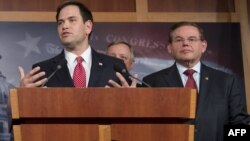 Senadores Marco Rubio, (R-FL) y Bob Menéndez, (D-NJ)