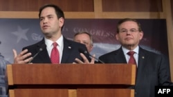 Senadores Marco Rubio, (R-FL) y Bob Menéndez, (D-NJ), ambos de origen cubano. (AFP/Saul Loeb).