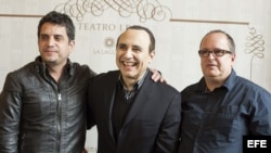 El pianista y compositor dominicano, Michel Camilo (c), junto al productor Juan Manuel Villar Betancort (d), y el director de cine cubano, Pavel Giroud (i).