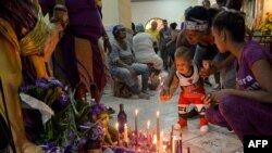 Los peregrinos cubanos participan en la procesión de San Lázaro en la Iglesia de El Rincón en La Habana. (AFP/Yamil Lage).