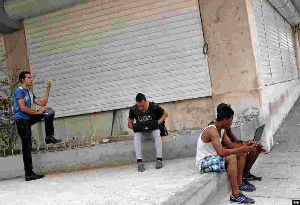 Por ahora, los cubanos tendrán que conformarse con los puntos de Wi-Fi instalados en plazas públicas del país, donde a menudo son inestables y de mala calidad las conexiones.