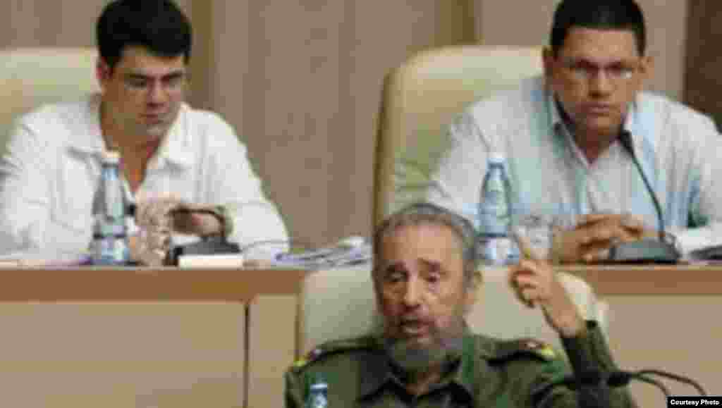 Carlos Valenciaga y Otto Rivero, detrás de Fidel Castro en la Asamblea Nacional