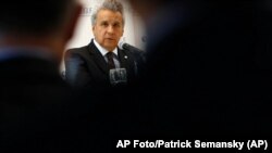 En esta foto de archivo del 16 de abril de 2019, el presidente ecuatoriano Lenín Moreno habla en un evento de Diálogo Interamericano en Washington. (AP Foto/Patrick Semansky, Archivo).