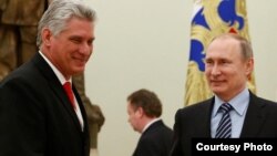 El presidente de Rusia, Vladímir Putin (d) durante un encuentro con el gobernante cubano, Miguel Díaz-Canel. (Archivo)