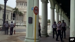 La policía monta guardia cerca del edificio del Capitolio de La Habana, días después de las protestas del 11 de julio de 2021. (AP/Eliana Aponte)