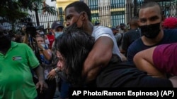 Detención de un manifestante durante las protestas del domingo pasado en Cuba. (AP/Ramón Espinosa)