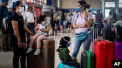 Viajeros esperan sus vuelos de regreso a casa en el Aeropuerto Internacional José Martí de La Habana.